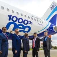機体に描かれた「1000th neo」の前で記念撮影する関係者（Image：Airbus）