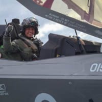 笑顔のF-35パイロット、マット・フックス-デール少佐（Image：Royal Navy, Crown Copyright 2019）