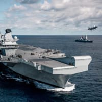 空母クイーン・エリザベスと駆逐艦ドラゴン（Image：Royal Navy, Crown Copyright 2019）