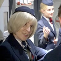 ドアサイドで迎える母と奥の娘（Image：British Airways）