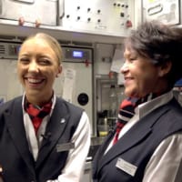 ギャレーで笑顔の母娘客室乗務員（Image：British Airways）