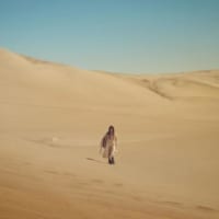 「SUNRISE」篇で砂漠を歩く山本舞香さん
