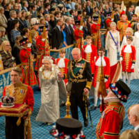 議場に入るエリザベス女王とチャールズ皇太子（Image：House of Lords 2019）