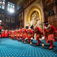 ランプを手に立ち上がる議会職員（Image：House of Lords 2019）