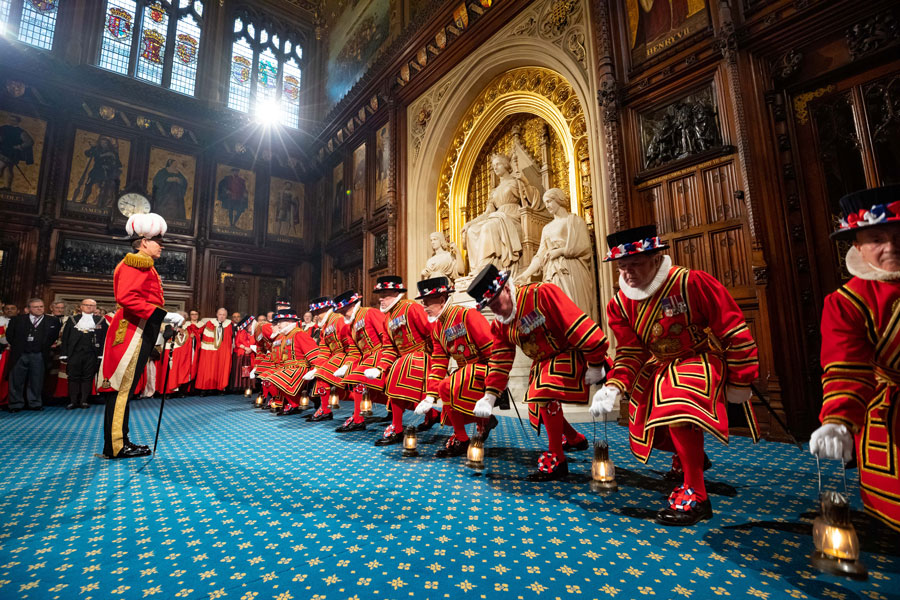 伝統に彩られた美しさ　イギリス議会開会式に女王と皇太子が親臨