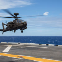 アメリカ海軍の強襲揚陸艦ペリリュー（LHA-5）に着艦するAH-64E（Image：U.S.Navy）