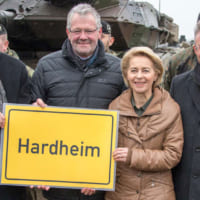 ハルトハイムへの戦車部隊配置を発表したフォン・デア・ライエン前国防相（Image：Bundeswehr）