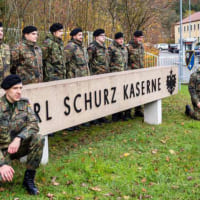 カール・シュルツ兵舎の門で記念撮影する第363戦車大隊の先遣隊（Image：Bundeswehr）