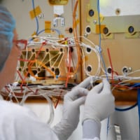 コペルニクス・センチネル-6Aの製造風景（Image：ESA）