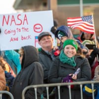 オリオン宇宙船の到着を迎える人々（Image：NASA）
