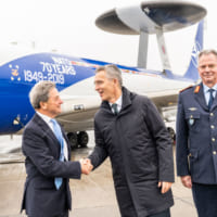 ボーイング・インターナショナルのアーサー社長と握手するストルテンベリNATO事務総長（Image：NATO）