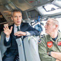 パイロットと話すNATOのストルテンベリ事務総長（Image：NATO）
