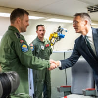AWACSを視察するストルテンベリNATO事務総長（Image：NATO）