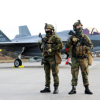 ノルウェー空軍のF-35Aと警備兵（Image：ノルウェー空軍）