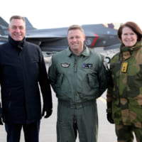 左からイェンセン国防相、ニモエン第332飛行隊長、スキナーランド空軍参謀長（Image：ノルウェー空軍）