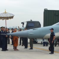F-5THに灌頂の儀式を行う僧侶（Image：タイ空軍）