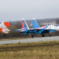クビンカに到着したルースキエ・ヴィーチャズィ仕様のSu-35S（Image：ロシア国防省）
