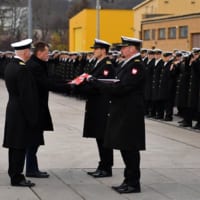 艦長と副長に旗を授与するブワシュチャク国防大臣（Image：ポーランド国防省）