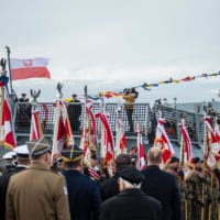 就役式典でポーランドの軍艦旗を掲げるシュラザック（Image：ポーランド国防省）