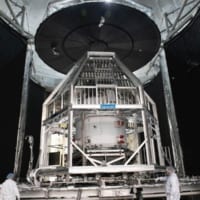 環境試験施設での試験に臨むオリオン宇宙船（Image：NASA）