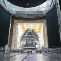 スペースチャンバに移送されるオリオン宇宙船（Image：NASA）