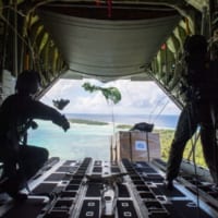 物量を投下する航空自衛隊第401飛行隊のクルー（Image：USAF）