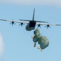 物資を投下するアメリカ空軍のC-130J（Image：USAF）