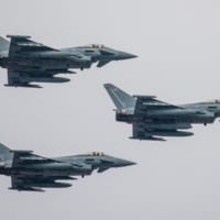 カタールの首都ドーハ上空を飛ぶ第12飛行隊のタイフーン（Image：RAF／Crown Copyright 2019）