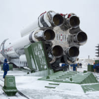 発射台に据え付けられるプロトンロケット（Image：Roscosmos）