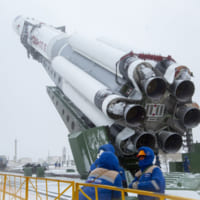直立状態にされるプロトンロケット（Image：Roscosmos）