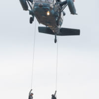 UH-60から降下する百里救難隊の救難員