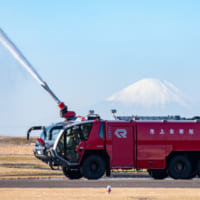 ローゼンバウアー・パンター消防車の放水展示