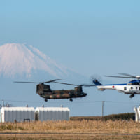 富士山をバックに離陸するCH-47JAとEC225LP