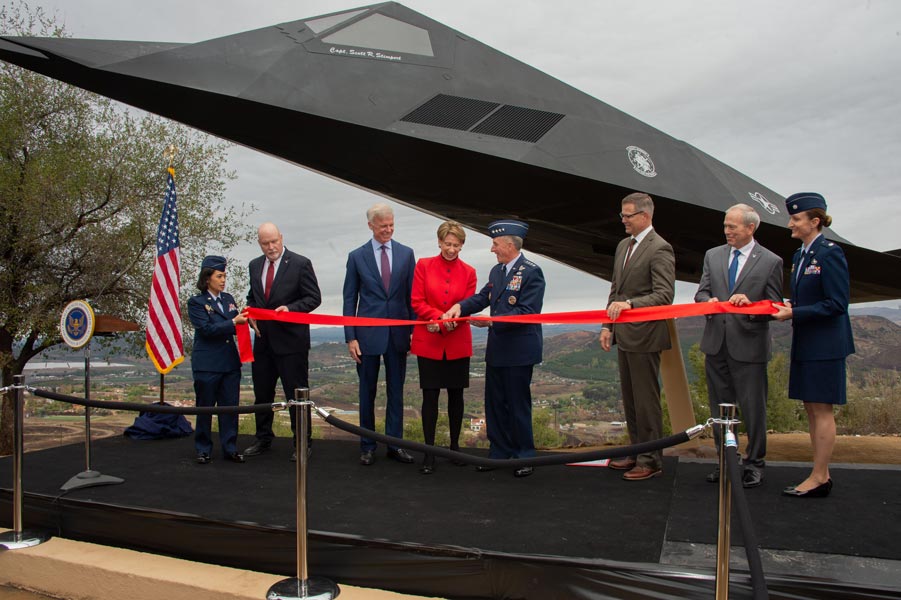 史上初のステルス実戦機F-117　レーガン大統領記念館に展示