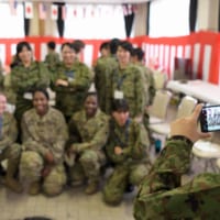 交流会で記念写真を撮る日米の参加者（Image：U.S.Army）