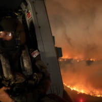 オーストラリア原野火災で被災者救出にあたる海軍の救難員（Image：Commonwealth of Australia, Department of Defence）
