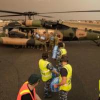 支援物資の輸送をする陸軍のUH-60（Image：Commonwealth of Australia, Department of Defence）