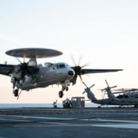 空母フォードに着艦するE-2D（Image：U.S.Navy）