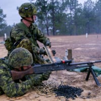 C6を撃つ兵士（画像：カナダ国防省）