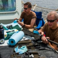 船上でC6の分解整備をする兵士（画像：カナダ国防省）