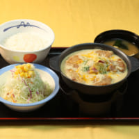 「シュクメルリ鍋定食（ライス・生野菜・みそ汁付き）」790円