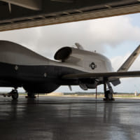グアム島アンダーセン空軍基地ハンガーでのMQ-4C（Image：U.S.Navy）