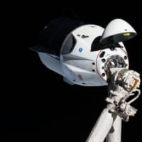 ロボットアームで国際宇宙ステーションから離脱するクルードラゴン（Image：NASA）