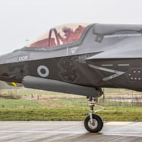 サムアップするイギリス空軍F-35Bパイロット（Image：RAF, Crown Copyright 2020）
