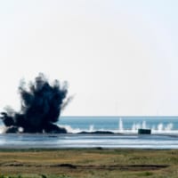 砂丘に着弾した訓練爆弾（Image：オランダ空軍）