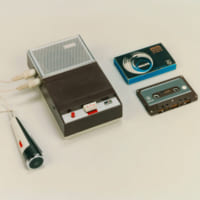 1963年に登場した世界初のコンパクト・カセット・レコーダーとテープ（画像：PHILIPS）