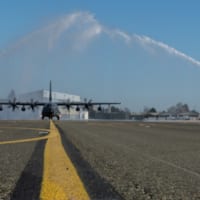 放水アーチに出迎えられるKC-130J（Image：フランス空軍）