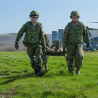 海兵隊の負傷者役を運ぶ自衛隊員（Image：USMC）