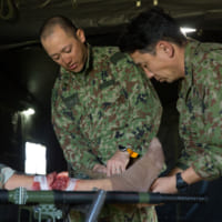 特殊メイクの傷口を使い応急手当の訓練をする（Image：USMC）