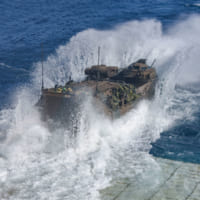 ウェルデッキから海へ出る陸上自衛隊のAAV7（Image：U.S.Navy）